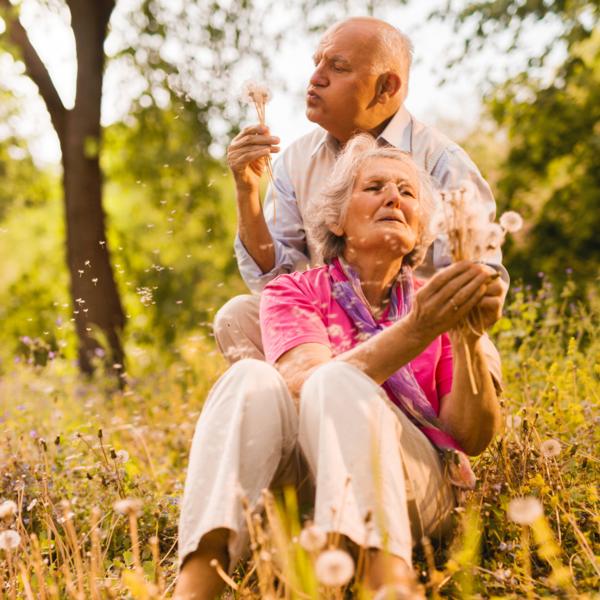 Älteres Paar zwischen Blumen