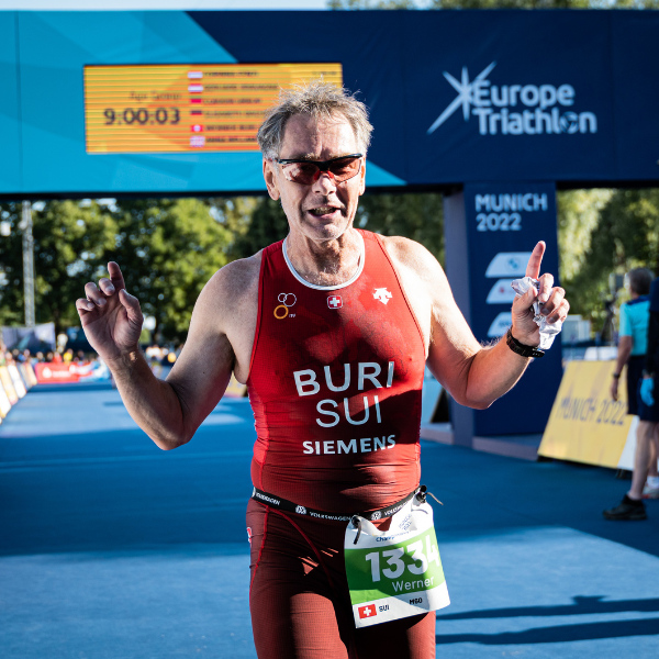 Werner, atteint d'un mélanome, participe à un triathlon