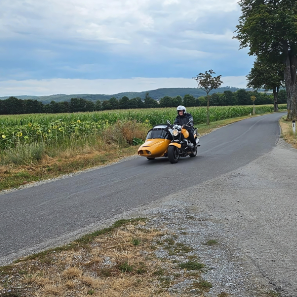 Johannes, un patient atteint d'un cancer de la prostate, avec sa moto.