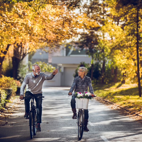 Darmkrebs Therapie Fortschritte: Ein älteres Paar auf einem Fahrrad