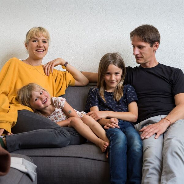 Die Familie auf dem Sofa 
