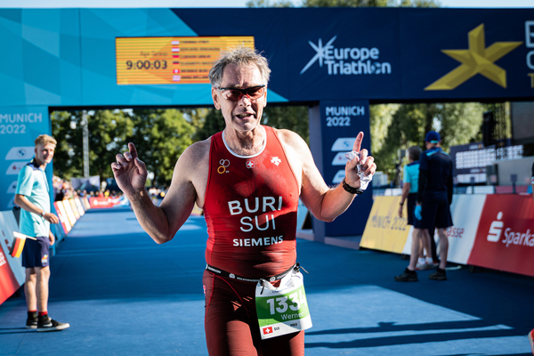 Werner, atteint d'un mélanome, participe à un triathlon